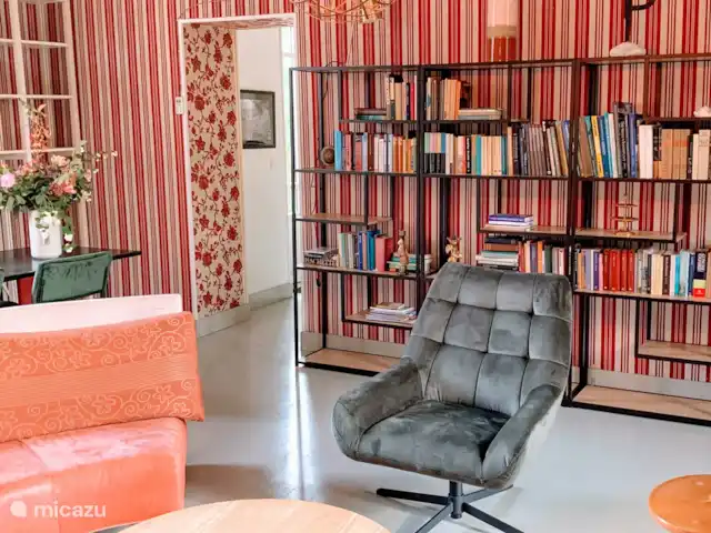 Château de la Combe huren in Frankrijk, Allier, La Celle - landhuis / kasteel Bibliotheek met spelletjes en televisiekamer daarnaast