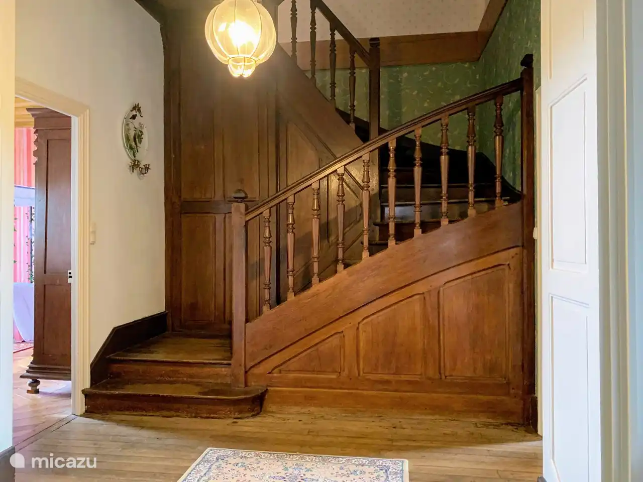 Escalera de madera aut&#233;ntica al segundo piso