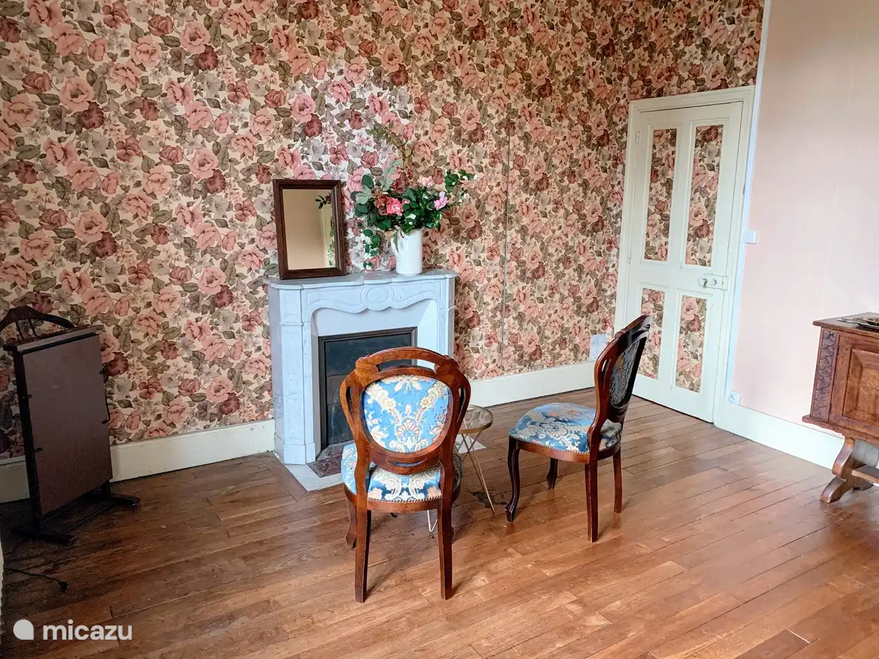 Sentado en la Suite des Roses