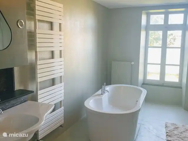 Château de la Combe huren in Frankrijk, Allier, La Celle - landhuis / kasteel Luxe badkamer met bad op de eerste verdieping