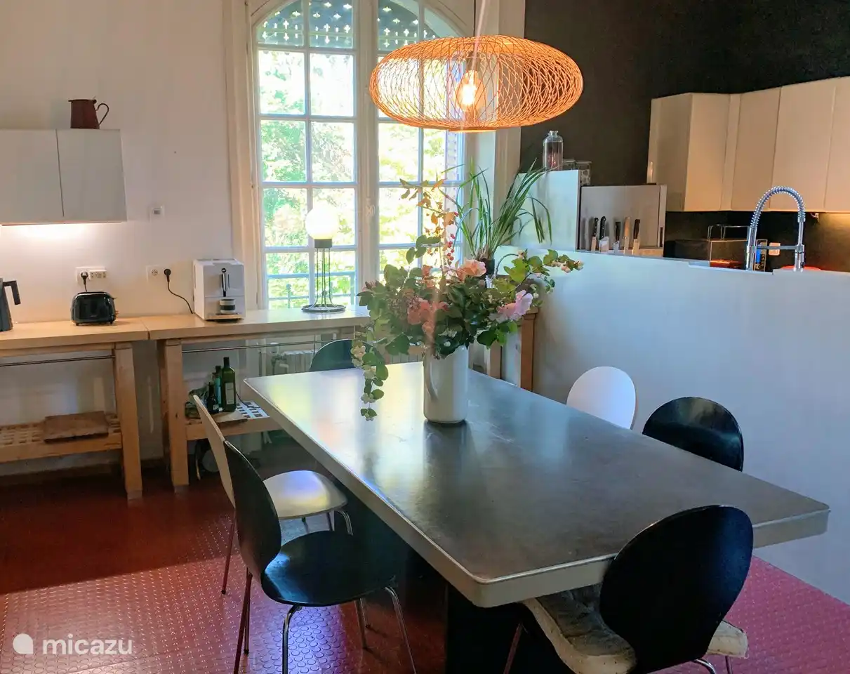 Mesa de comedor en la espaciosa cocina.