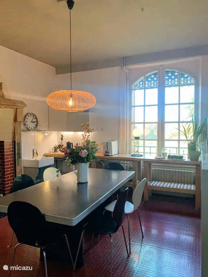 Mesa de comedor en la espaciosa cocina.