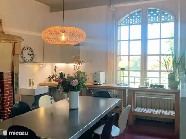Château de la Combe huren in Frankrijk, Allier, La Celle - landhuis / kasteel Eettafel in de ruime keuken