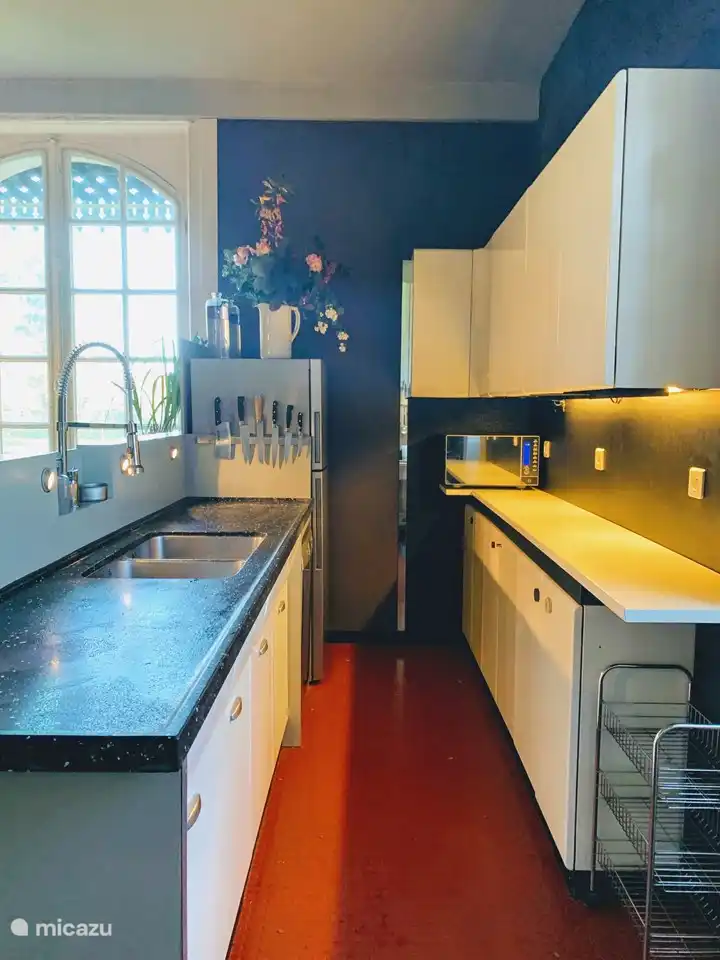 Amplia cocina con frigor&#237;fico, lavavajillas y microondas.