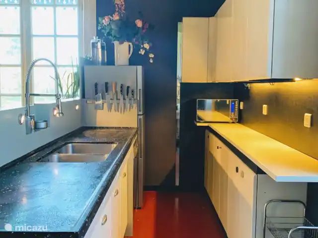 Château de la Combe huren in Frankrijk, Allier, La Celle - landhuis / kasteel Ruime keuken met koelkast, vaatwasser en magnetron