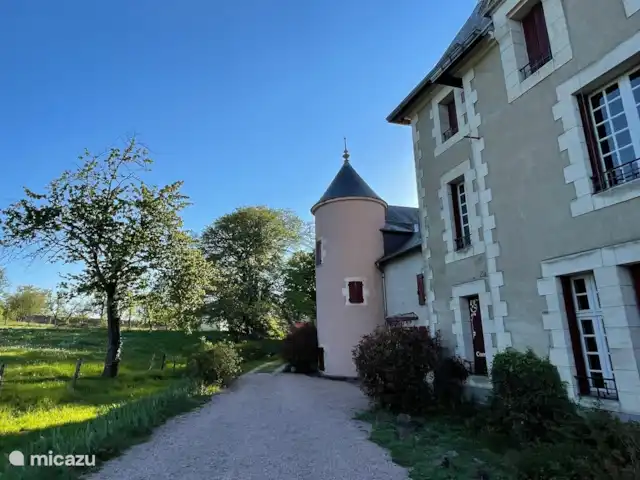 Château de la Combe huren in Frankrijk, Allier, La Celle - landhuis / kasteel Voorkant van het chateau met de hoofdingang