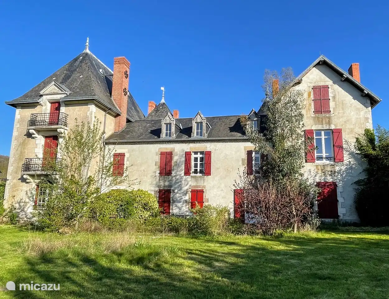 Detr&#225;s del lado (norte) del castillo, construido a partir de 1850
