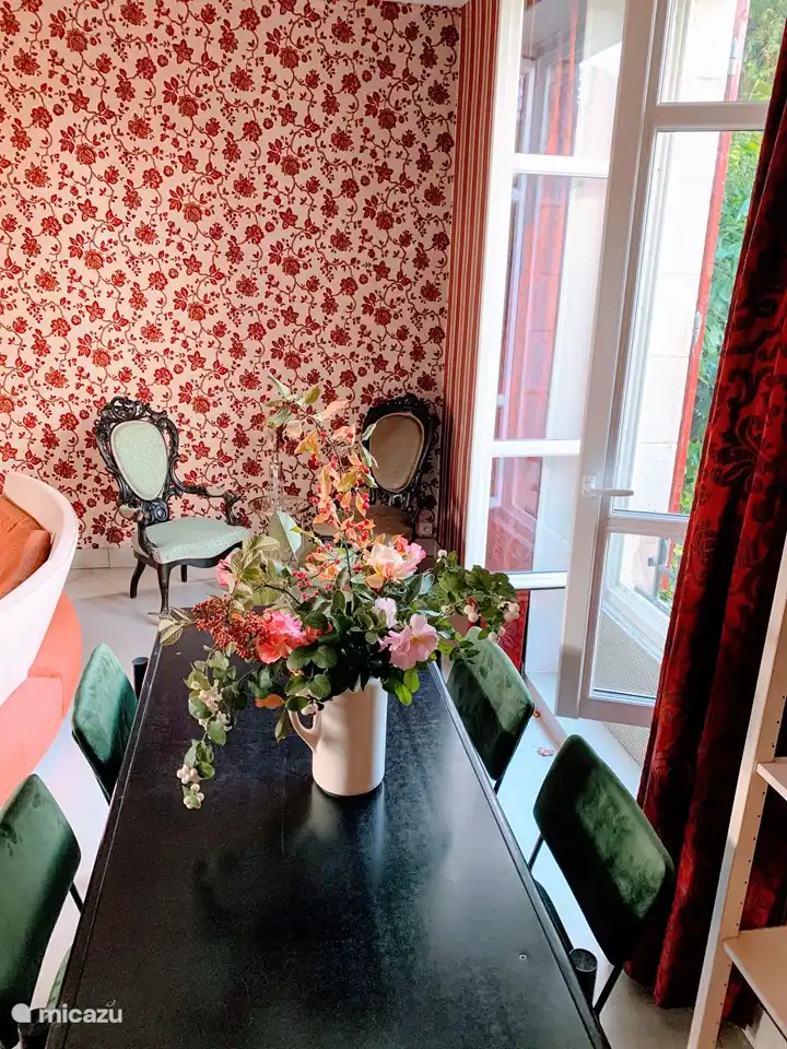 Mesa de juegos y sala de estar en la biblioteca