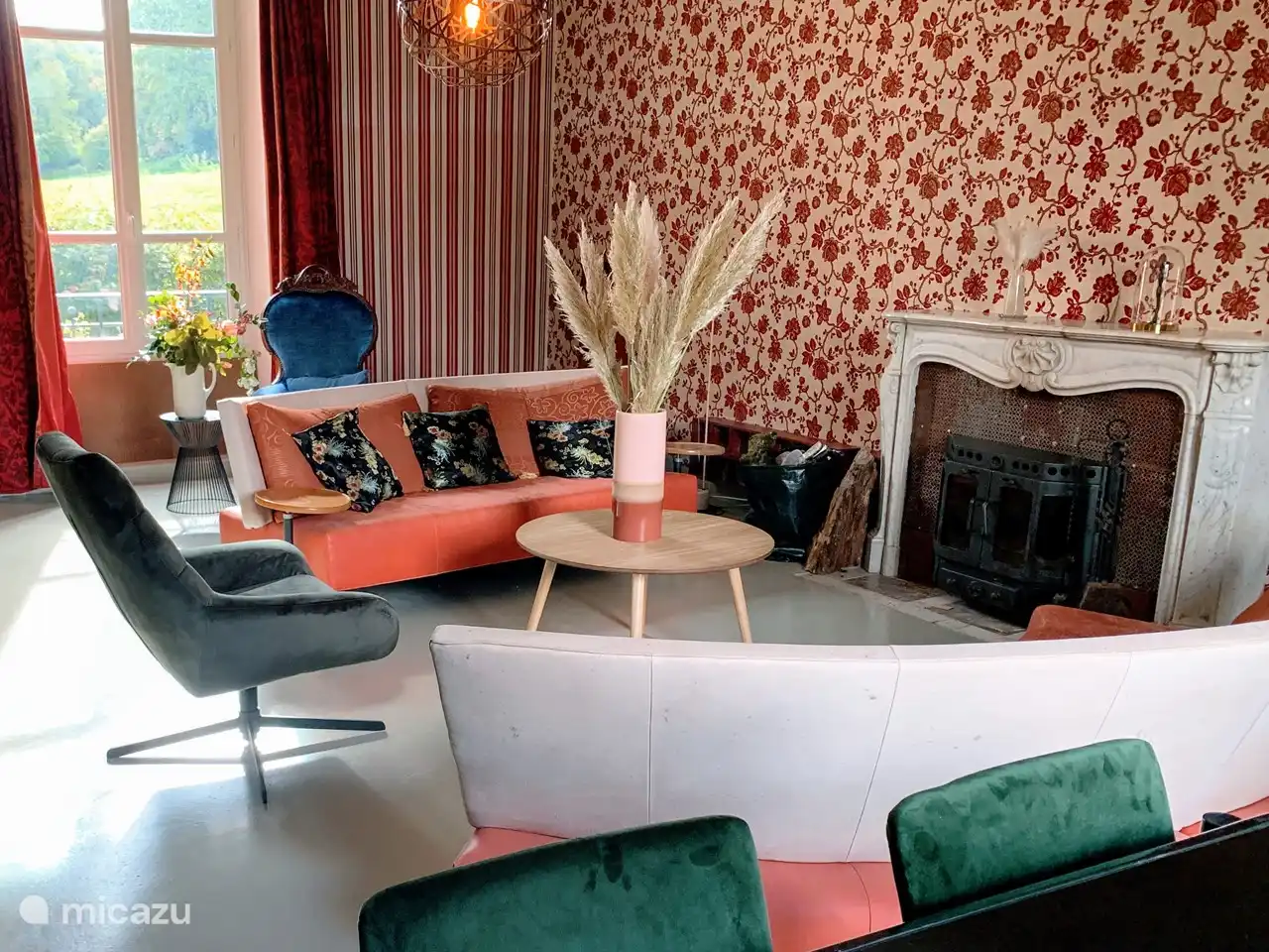 Amplio sof&#225; en la biblioteca con chimenea.