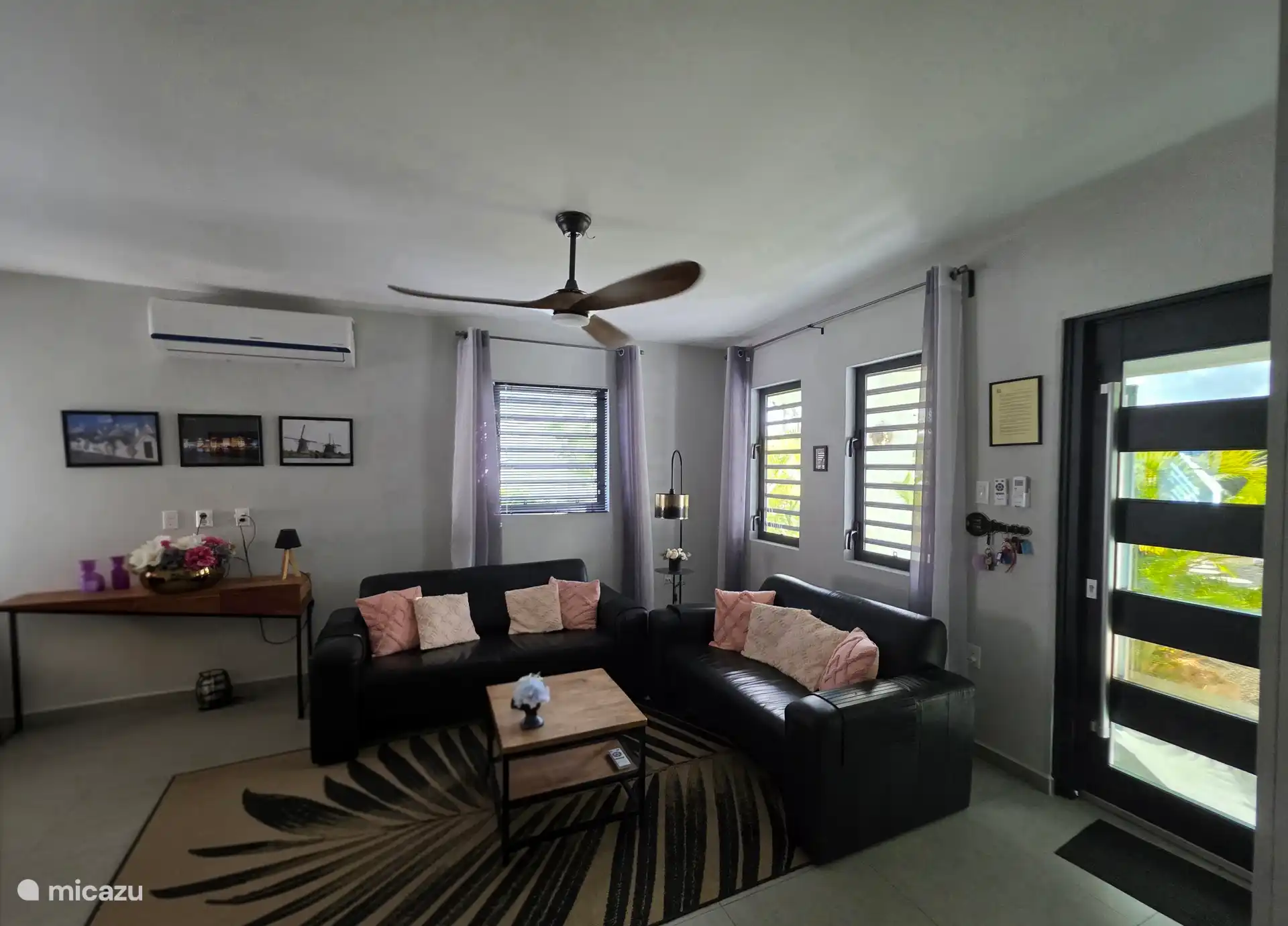 de ramen van de woonkamer hebben horren, geen muggen binnen dus