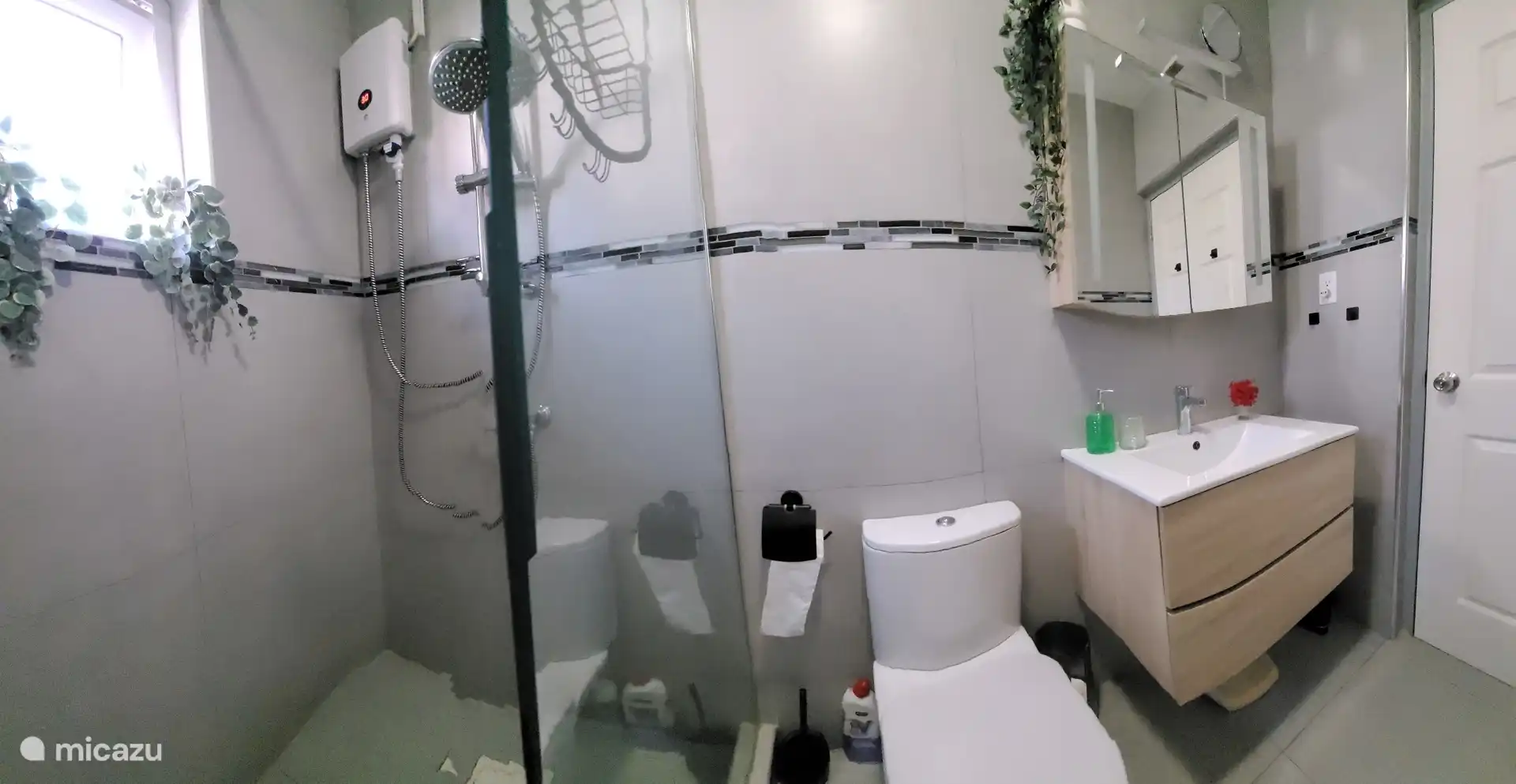 Salle de bain avec douche à l’italienne et eau chaude