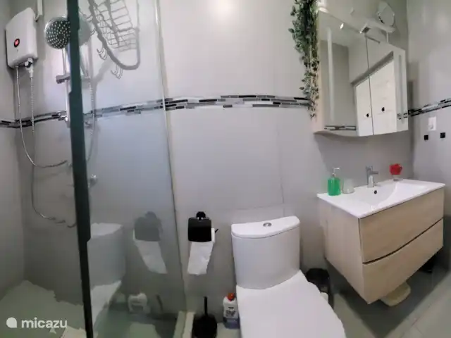 Location de Vacances Curaçao, Curaçao-Centre, Santa Maria, bungalow - Bungalow La Villetta Curaçao Salle de bain avec douche à l’italienne et eau chaude