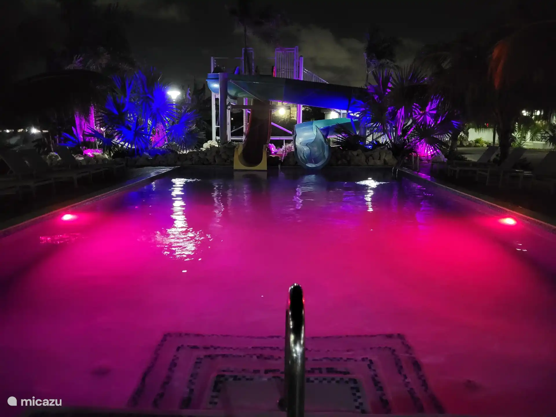 La nuit, la piscine tourne de toutes sortes de couleurs