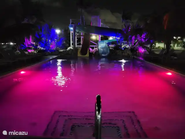 Location de Vacances Curaçao, Curaçao-Centre, Santa Maria, bungalow - Bungalow La Villetta Curaçao La nuit, la piscine tourne de toutes sortes de couleurs