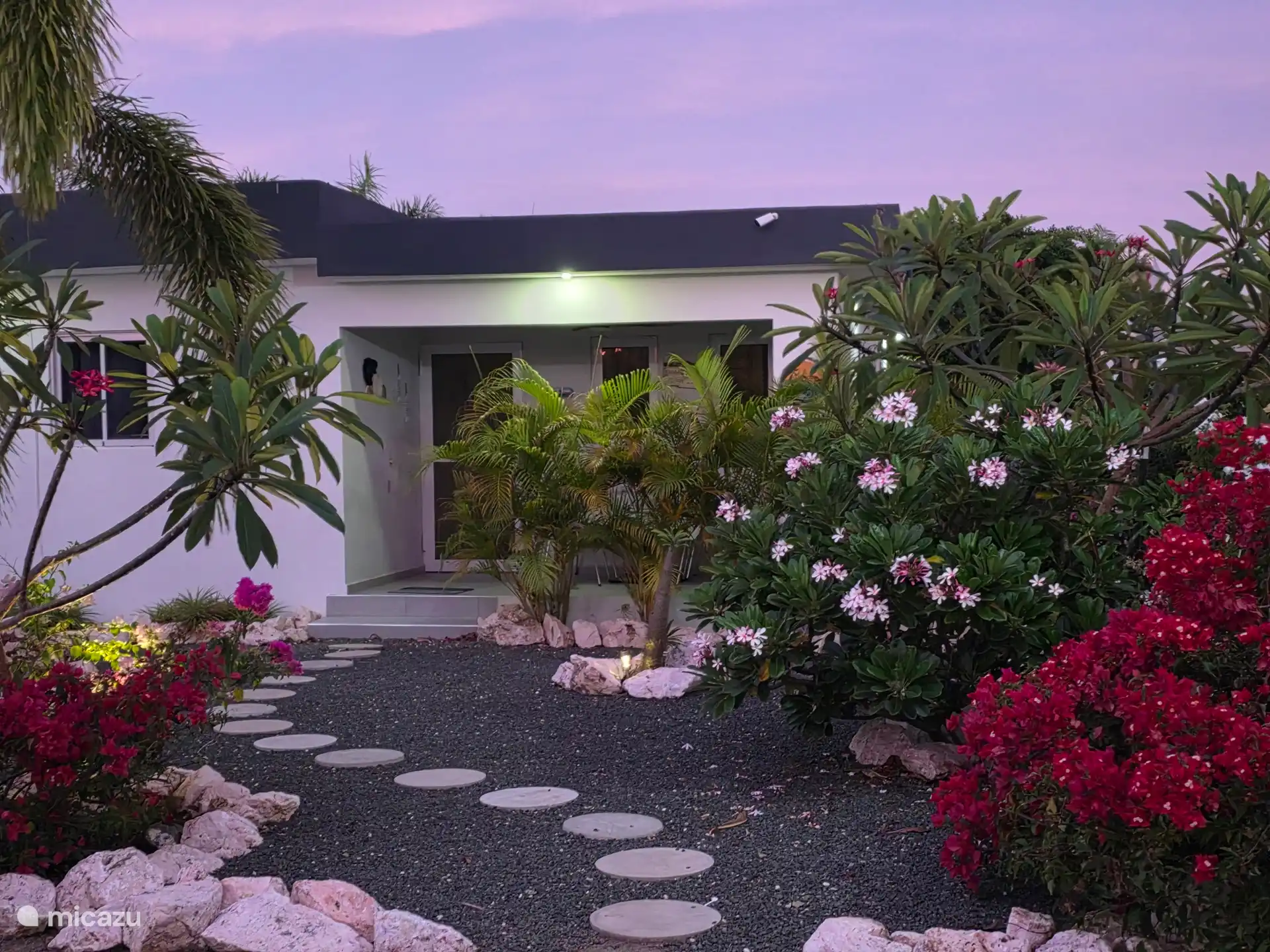 Au crépuscule, notre maison est magnifiquement éclairée