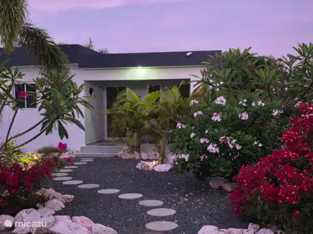 Location de Vacances Curaçao, Curaçao-Centre, Santa Maria, bungalow - Bungalow La Villetta Curaçao Au crépuscule, notre maison est magnifiquement éclairée