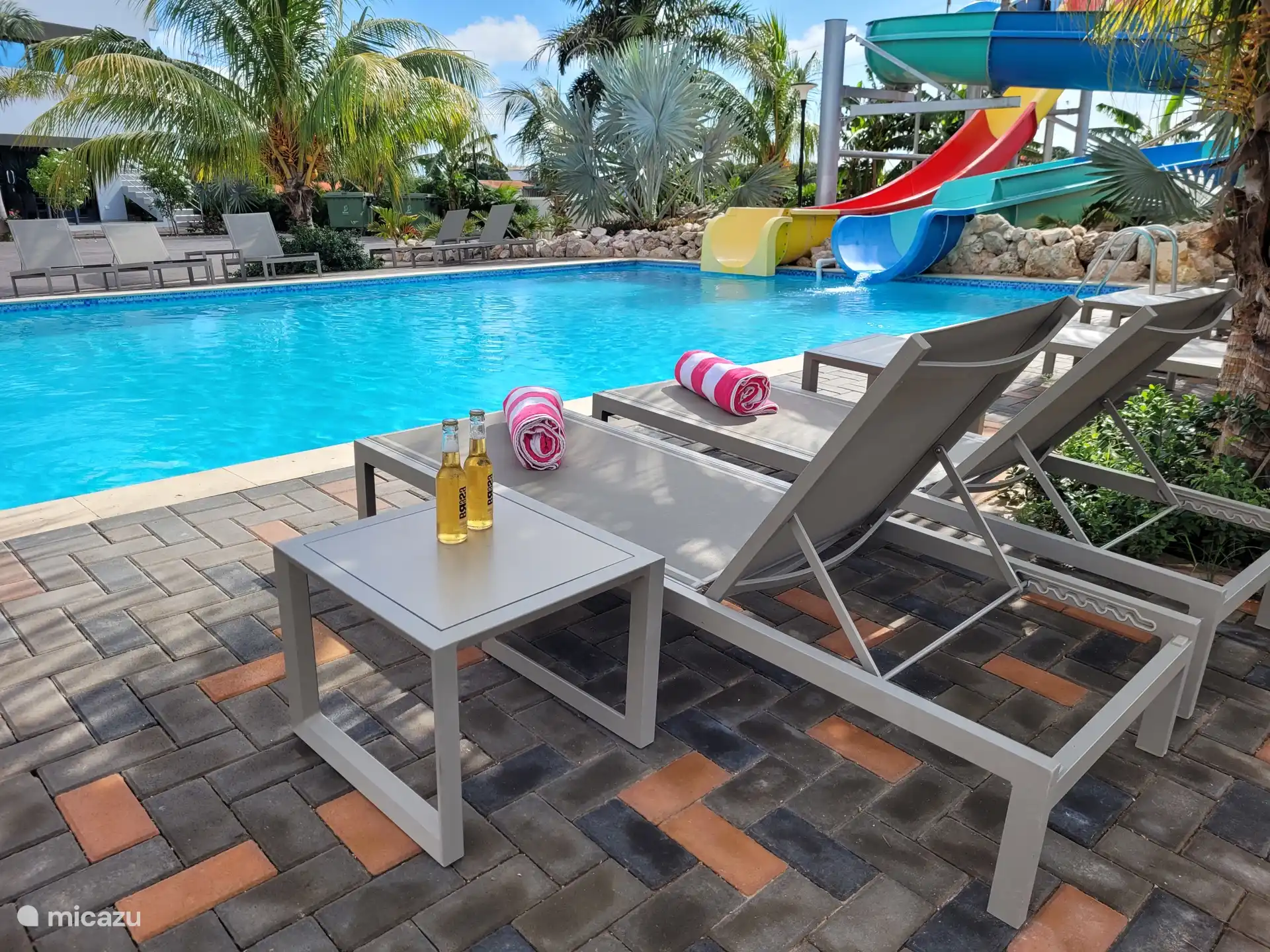 Piscine avec toboggans