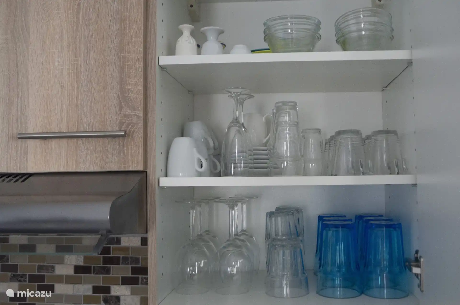 le stock de verres et de tasses