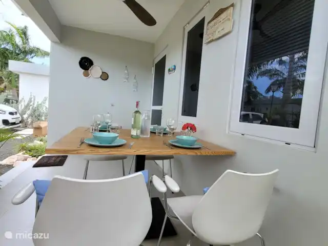 Location de Vacances Curaçao, Curaçao-Centre, Santa Maria, bungalow - Bungalow La Villetta Curaçao Manger sur la terrasse avec refroidissement par le ventilateur