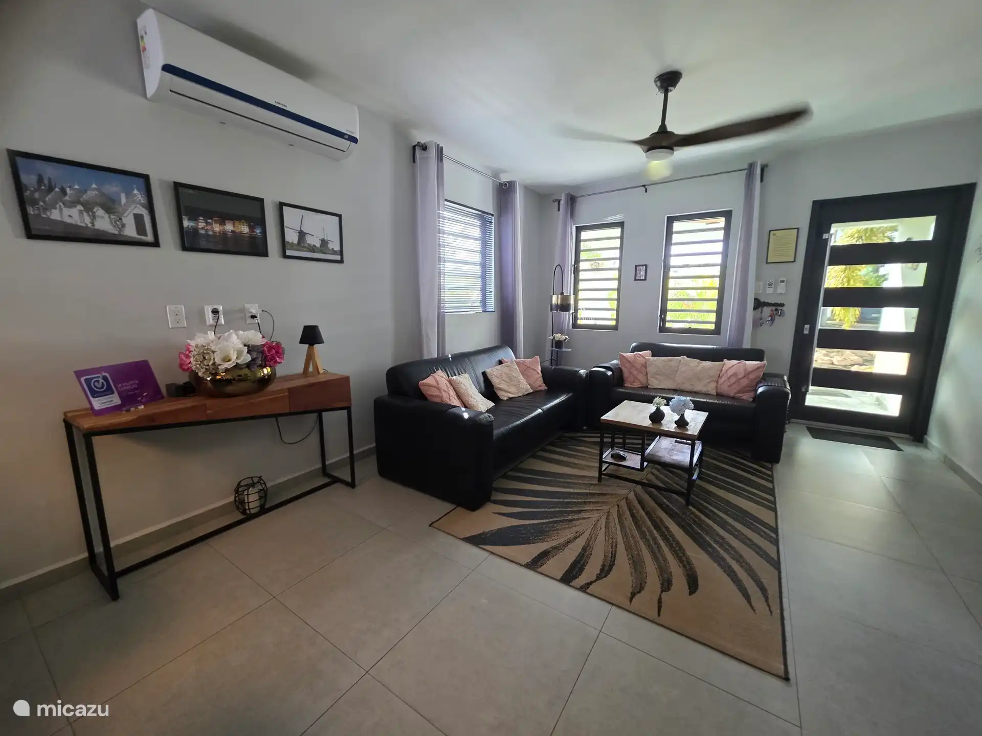 gezellige woonkamer met airco en plafond ventilator