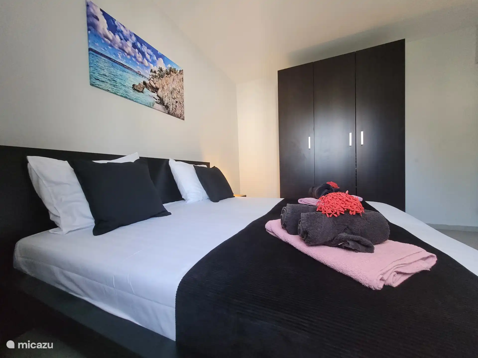 Le lit king-size (180x200cm.) pour une bonne nuit de sommeil et l’armoire 3 portes pour le rangement