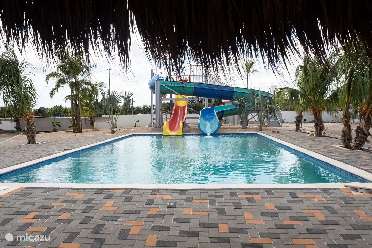 la 2ème piscine avec les toboggans