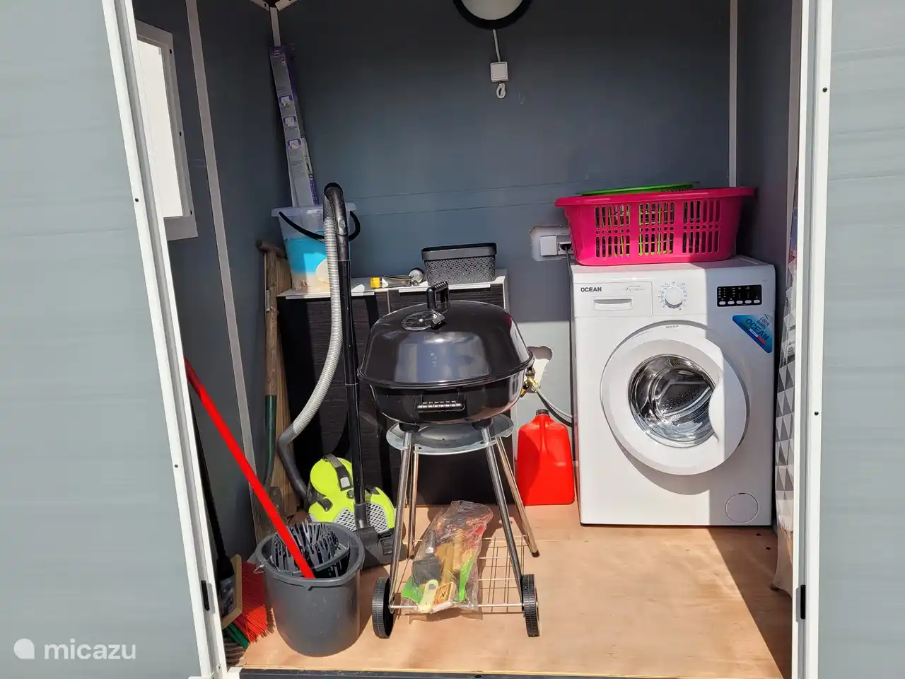 dans le débarras, vous trouverez la machine à laver, le barbecue et les ustensiles de nettoyage
