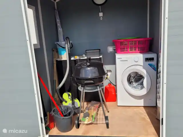 Location de Vacances Curaçao, Curaçao-Centre, Santa Maria, bungalow - Bungalow La Villetta Curaçao dans le débarras, vous trouverez la machine à laver, le barbecue et les ustensiles de nettoyage