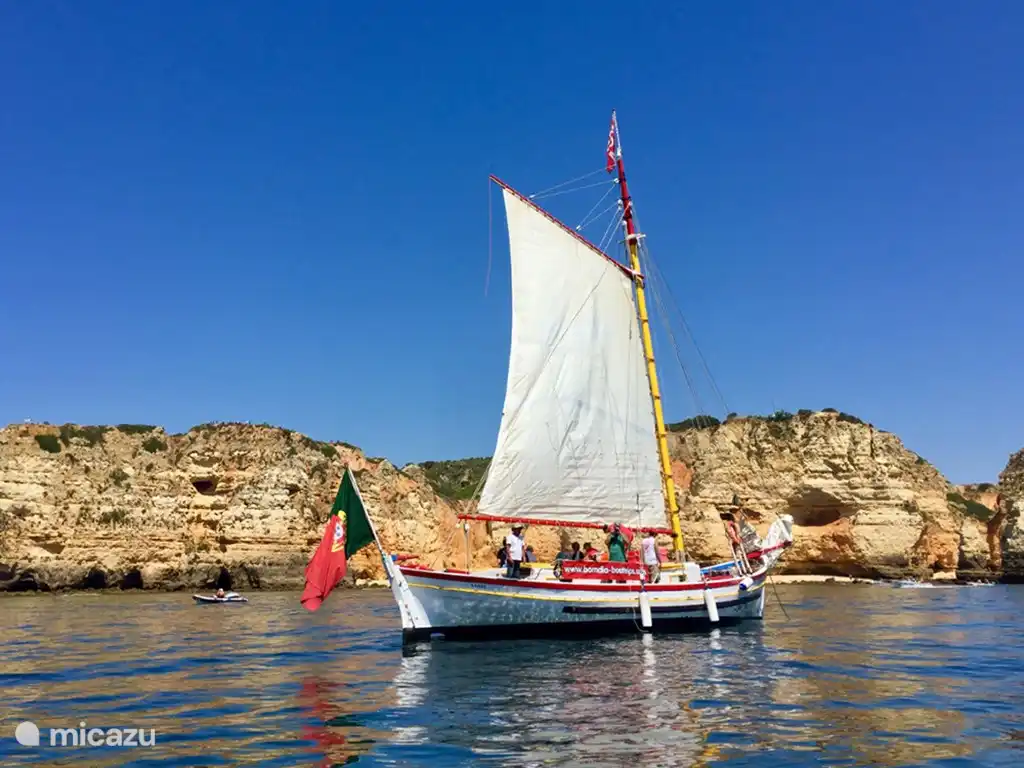 Empfehlenswert ist eine Bootsfahrt entlang der Höhlen von Lagos