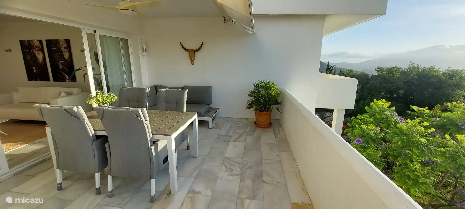 terras met eetkamertafel en verstelbare stoelen, 2 voetenbankjes en een loungebank/chaisse longue