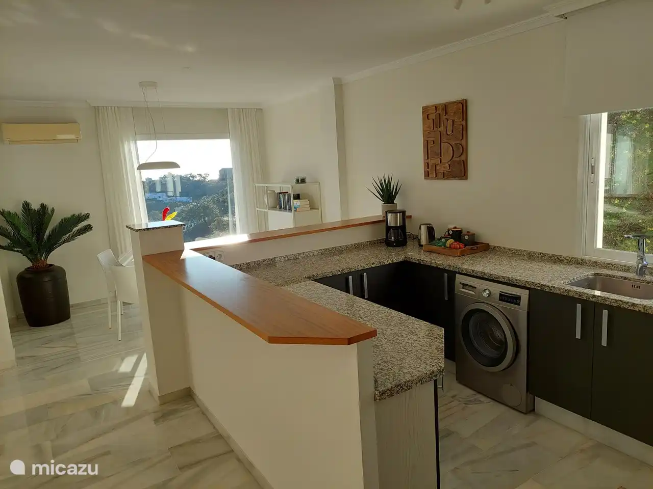 Voll ausgestattete Küche mit Geschirrspüler, Backofen, Induktionskochfeld, Nespresso-Maschine und Filterkaffeemaschine