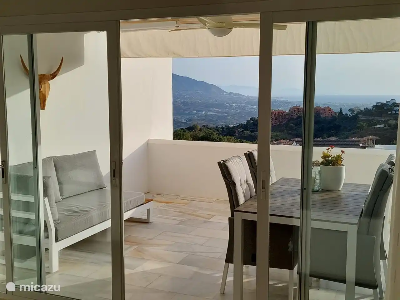 Meer- und Bergblick von der Terrasse