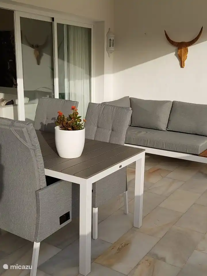 Auf der Terrasse ein modernes Sofa und verstellbare moderne Stühle mit Fußhockern