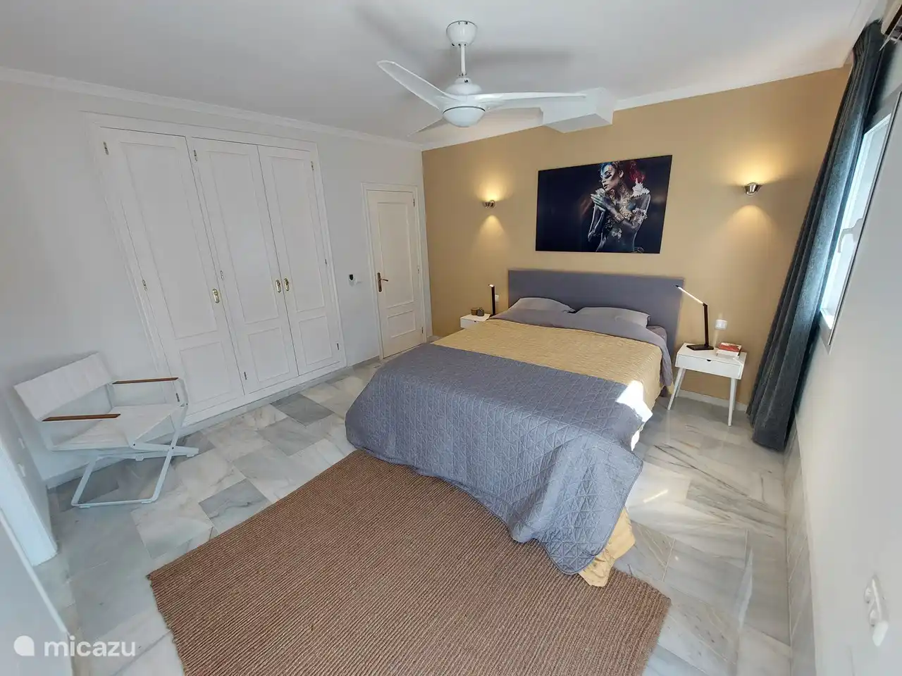 Hauptschlafzimmer mit großem Doppelbett und eigenem Bad