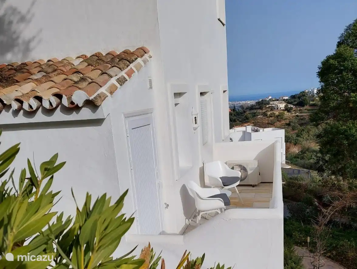 Seitenbalkon nach Südwesten mit Blick auf den Pool und teilweise Meer- und Bergblick