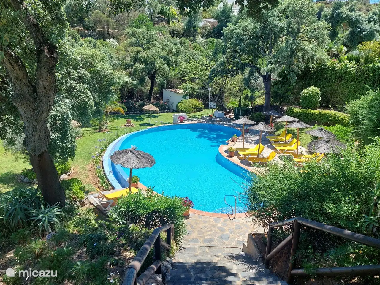 Blick von der Küche und vom seitlichen Balkon