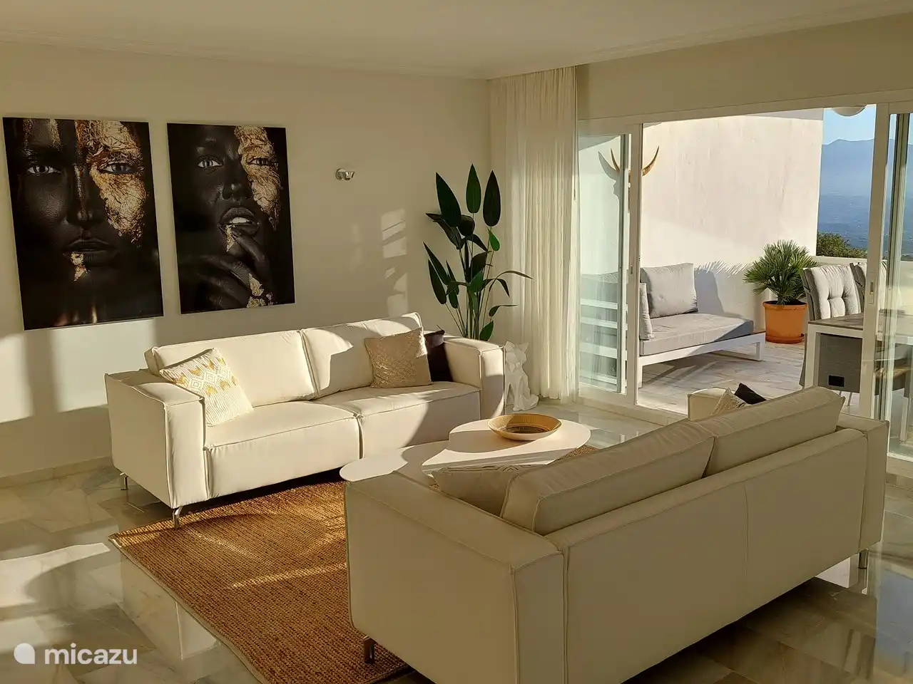 moderne, attraktive Einrichtung mit bequemen Möbeln