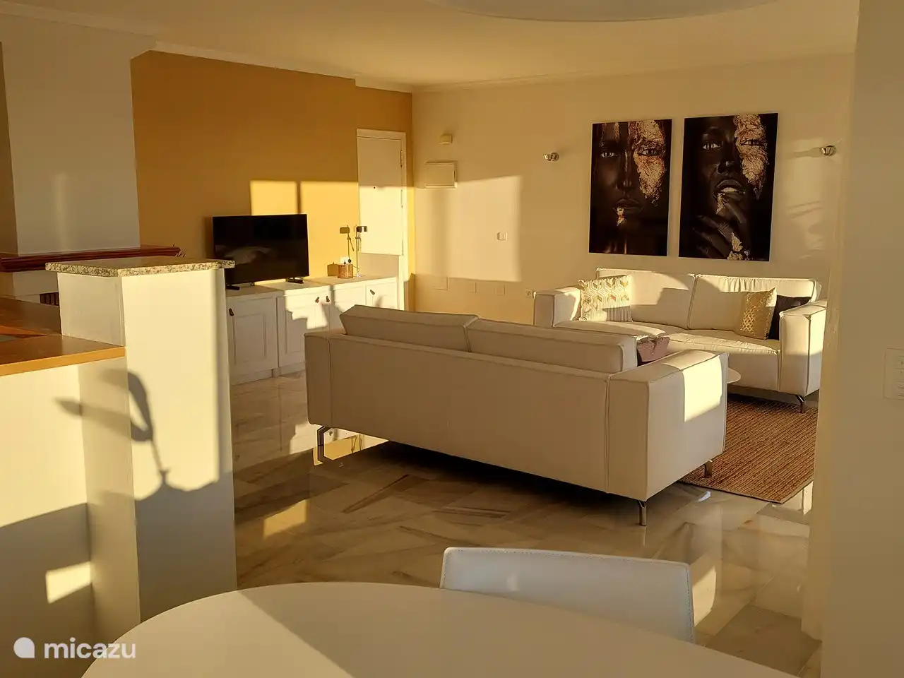 Wohnzimmer mit Kamin