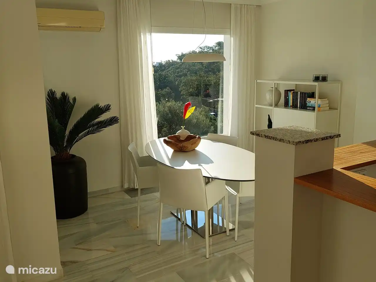 Moderner Essbereich mit Berg- und Meerblick