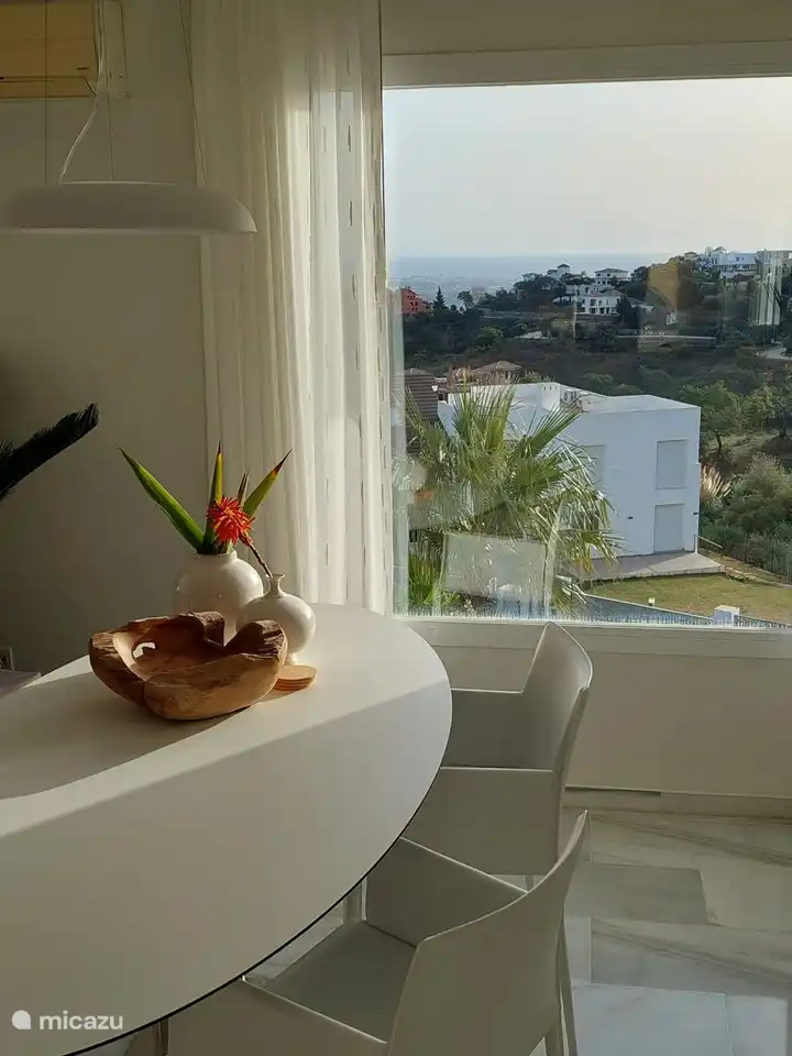 Moderner Essbereich mit Berg- und Meerblick