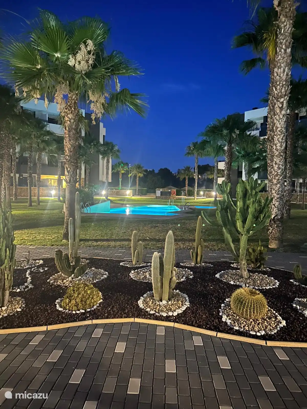 Jardín con piscina comunitaria 