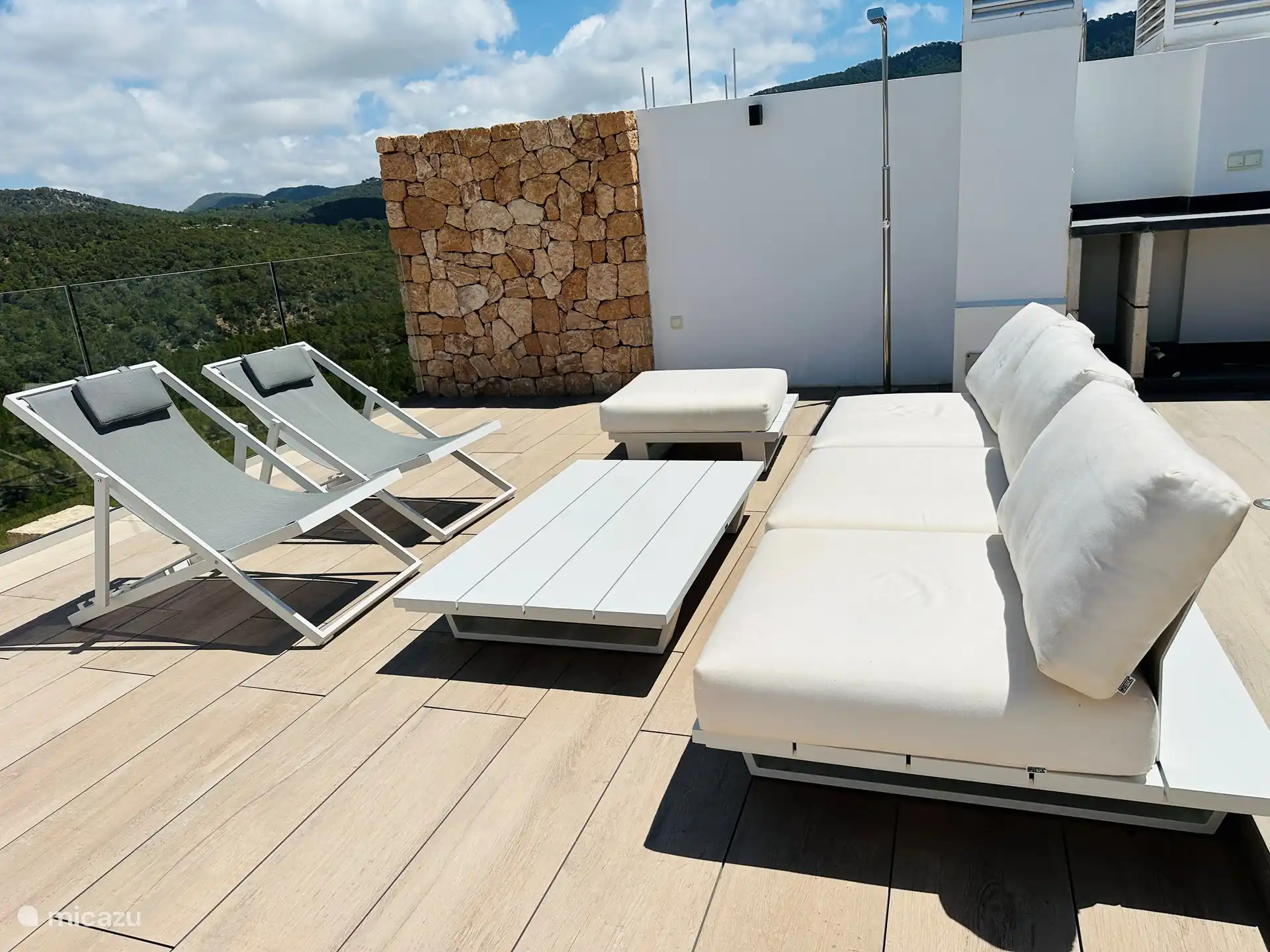 Pure enjoyment, that's possible on our new lounge set. 