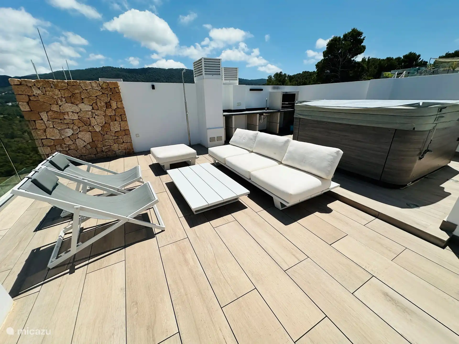 Pure enjoyment, that's possible on our new lounge set. 