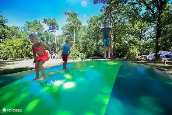 Hüpfburg und Spielgeräte für die Kinder