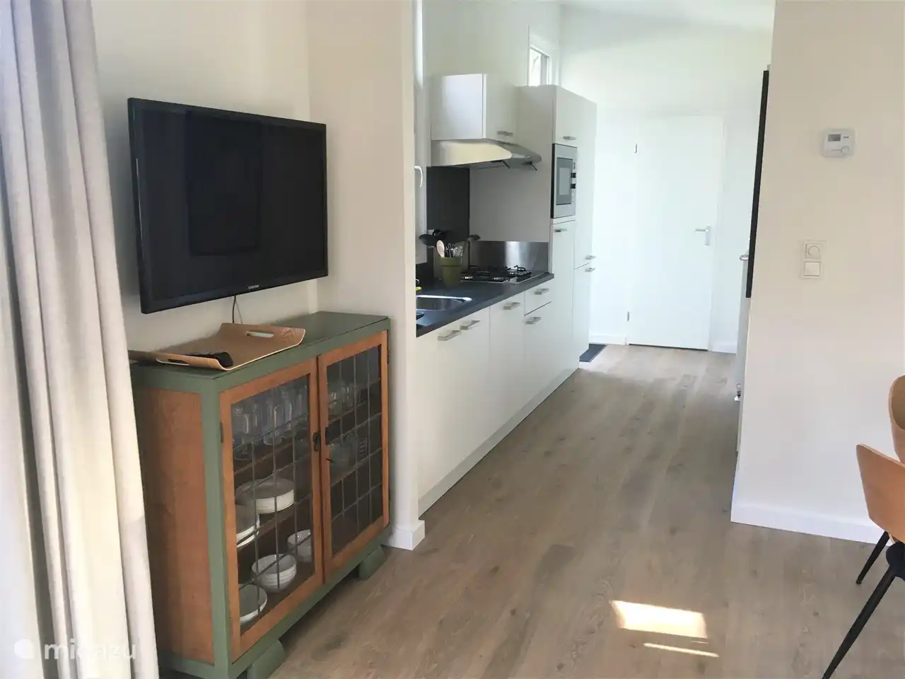 Küche mit Nespresso-Maschine und Milchaufschäumer