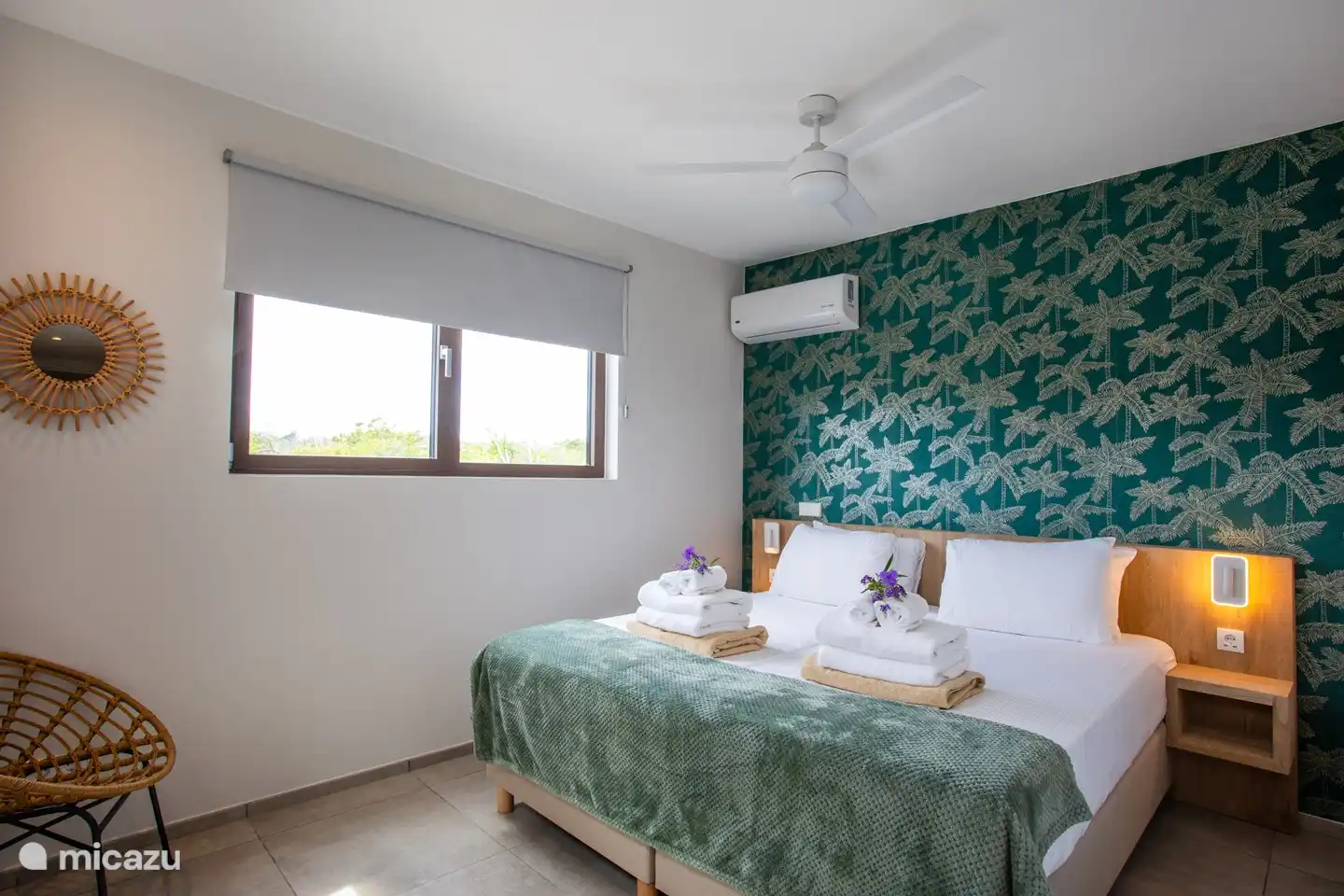 Master slaapkamer met a/c en prive badkamer