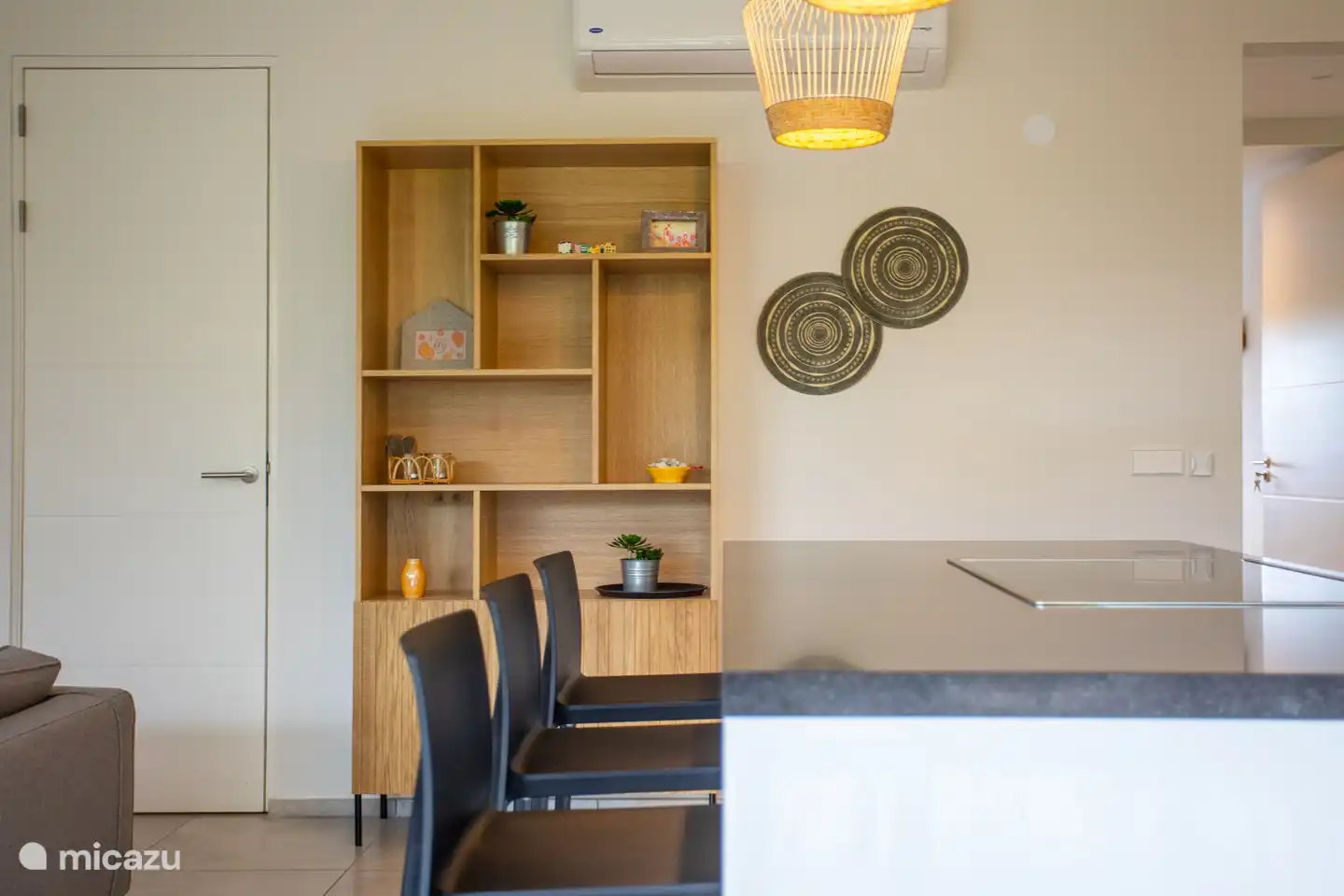 Keuken en deur naar de ruimte met de wasmachine