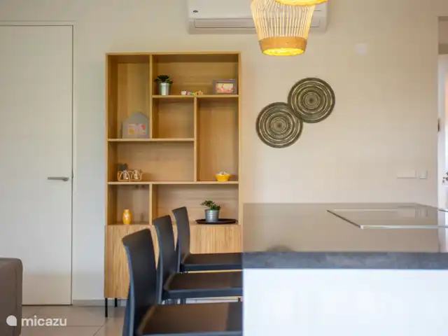 Jan Sofat LUX A09, rez-de-chaussée | Curaçao, Banda Ariba (est), Jan Sofat - appartement Cuisine et porte de la chambre avec la machine à laver