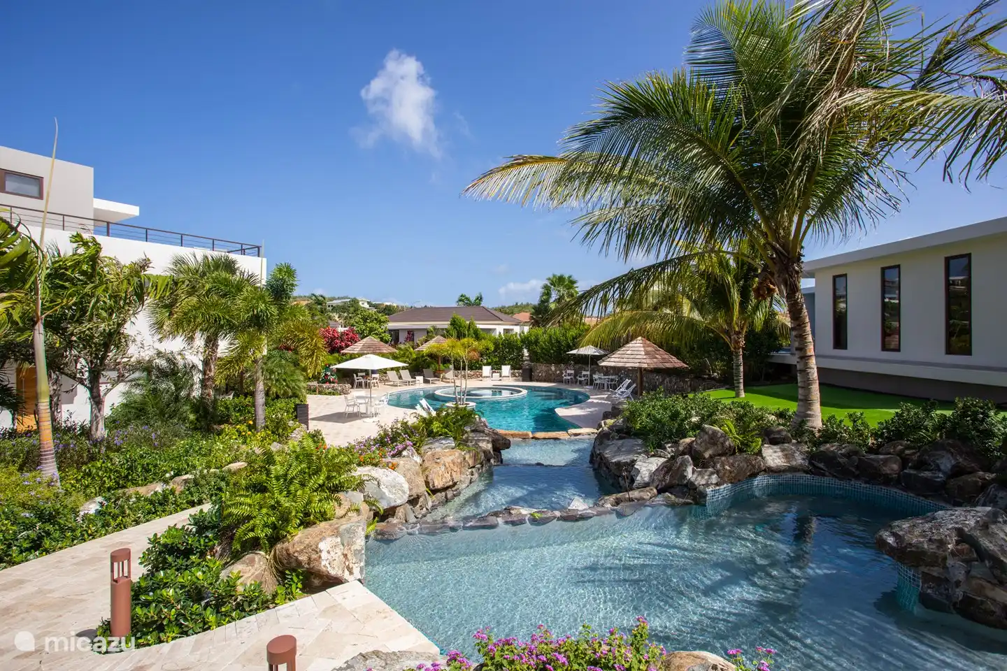 Zout water zwembad met ligstoelen