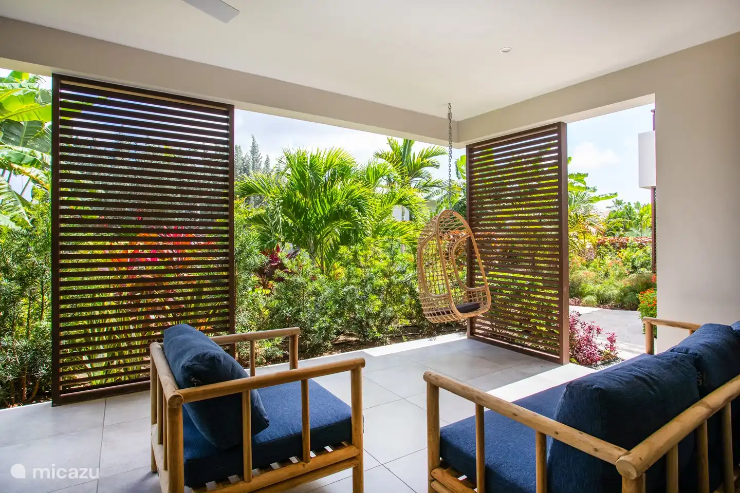 Terras met comfortabele loungeset